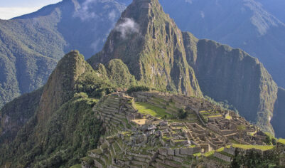 Перевозивший туристов к достопримечательности поезд потерпел крушение: есть жертвы