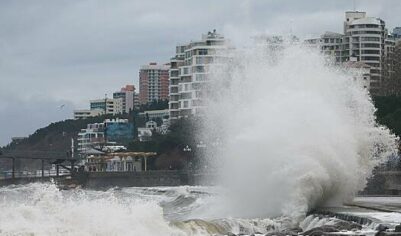 На российский город обрушился шторм