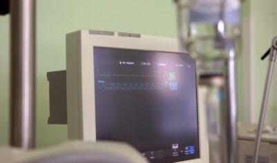 «Это не воля Божья»: личная катастрофа известной писательницы вскрыла проблему в медицине целой страны