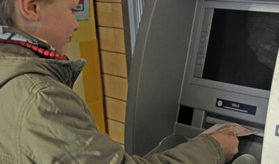 Недетские карточные игры: банковское обслуживание несовершеннолетних ужесточат ради защиты от мошенников