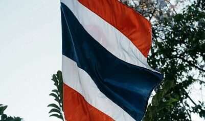 Число жертв крушения пассажирского поезда в Таиланде возросло до 30