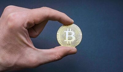 Стоимость биткойна и Ethereum снижается в пределах 5%