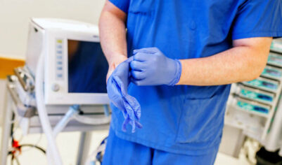 В Москве мужчину ударили ножом во время драки из-за места на парковке