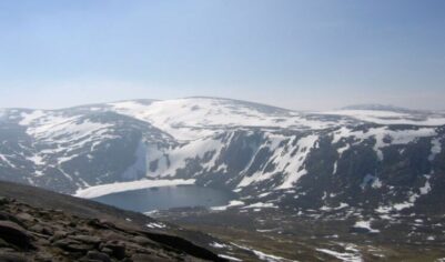 Туристов в кроссовках спасли на горе: вряд ли пережили бы морозную ночь