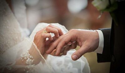 Россиянкам объяснили, грешно ли не брать фамилию мужа