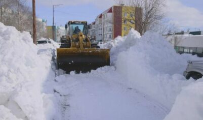 Камчатка в снежном плену. Жители по 3 дня копают машины лопатами — губернатор просит Москву о спасении