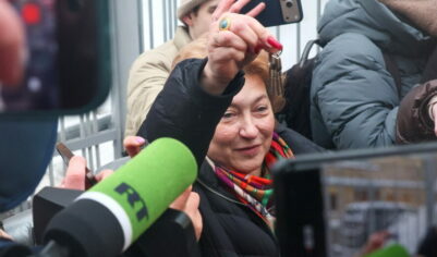 «Смеялась и потягивала кальян»: пока Долина отдыхала в ОАЭ, приставы вскрыли ее квартиру