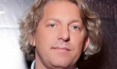 Умер соведущий «Вечернего Урганта» Александр Олейников