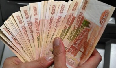 Названа сфера, где средней зарплата превысила 400 тысяч рублей