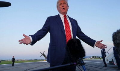 Белый дом объяснил возвращение самолета Трампа после вылета в Давос