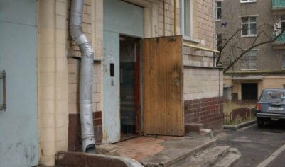 Ошпарило в подъезде: выяснились детали гибели пенсионера из-за прорыва воды