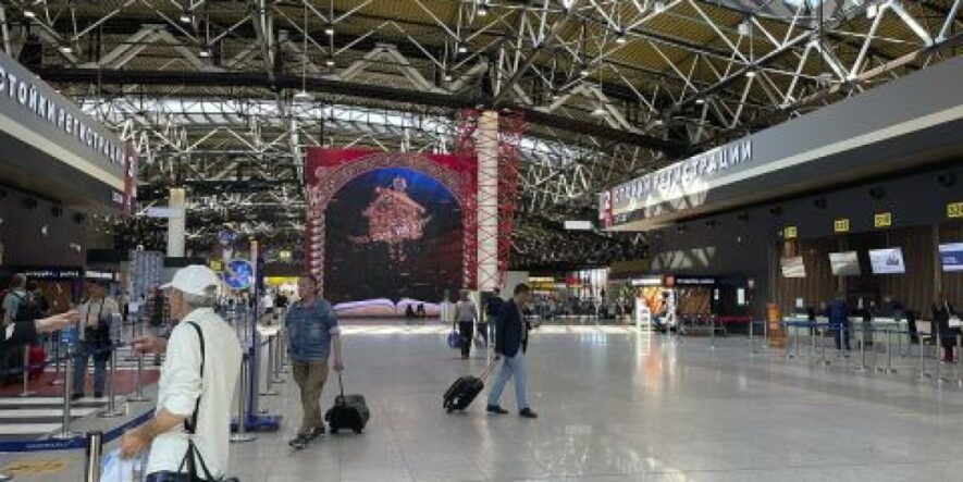 С 1 сентября взять в дорогу больше 100 тысяч долларов будет сложнее: в России меняют правила вывоза наличных