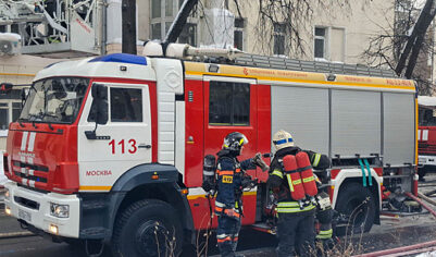 До 6 человек выпрыгнули из горящего хостела на севере Москвы