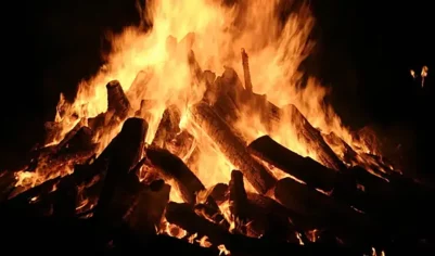 Женщину с ребенком сожгли за колдовство в Индии