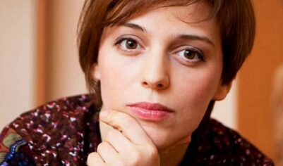 Актриса Нелли Уварова получила перелом ноги на катке в «Лужниках»