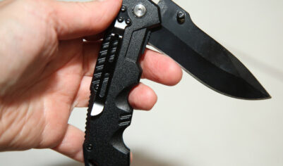 Подросток нанес несколько ножевых ранений учительнице по рисованию