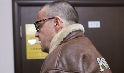 Школьницы отпросились с уроков, чтобы посмотреть как судят рэпера Гуфа
