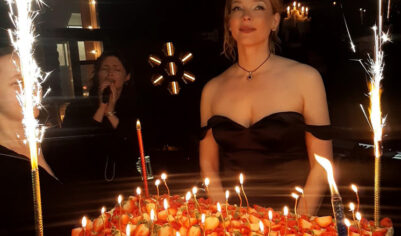 Звезда «Фармы» Светлана Степанковская отметила 40-летие под стук метро: накормила метровым тортом