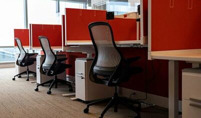 Рынок труда в США решили охлаждать массовыми увольнениями