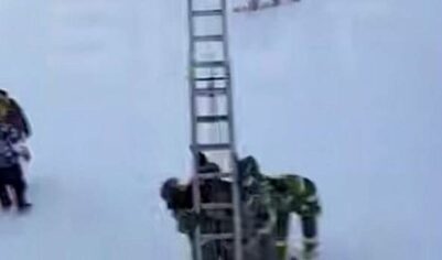 Shot: 50 человек застряли на горнолыжном подъемнике в Подмосковье