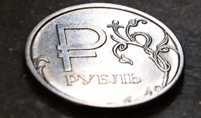 Что будет с рублем в феврале: названы сценарии укрепления и обвала