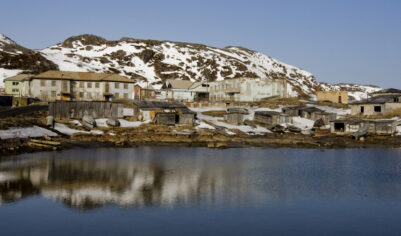 «Драки и панические атаки»: что происходит в Териберке, где застряли сотни туристов