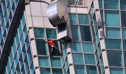 На 101-й этаж по стене небоскреба