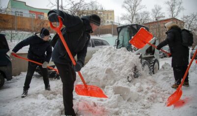 Гребут лопатой…