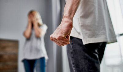 В Воркуте мужчина сломал возлюбленной ребра табуретом, а потом позвал замуж