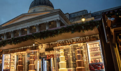 Шоколад начали запирать в антивандальные коробки для предотвращения нового вида отмывания денег