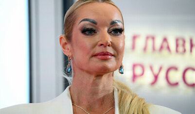 Балерина Анастасия Волочкова стала использовать костыли после операции