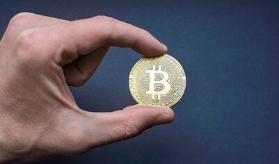 Стоимость биткоина упала до показателя 2024 года