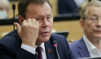 «Загубили экономику»: россияне в 2026-м будут массово снимать деньги и закапывать в огородах — депутат ГД Арефьев