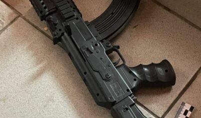 Уфимский школьник с ножом и игрушечным автоматом штурмовал гимназию. Взрыв петарды — видео шокирует