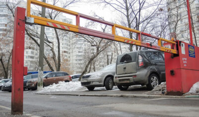 Выяснилось, как хакеры научились открывать дворовые шлагбаумы