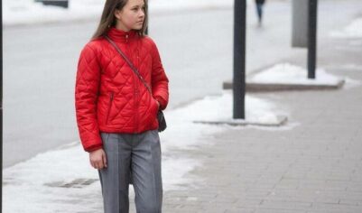 Как носить яркую верхнюю одежду: 7 стильных образов на каждый день