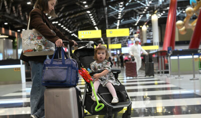 “Куда тащите маленьких?!”: пассажиры вывозных рейсов спорят из-за детей