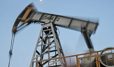 Нефтегазовым доходам России предсказали двукратное падение