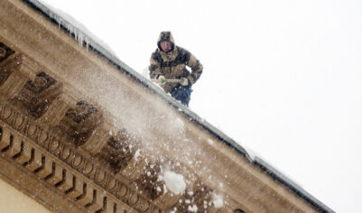 Как быть, если крышу повредили при уборке снега