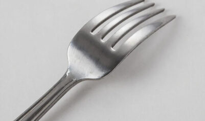 Врачи спасли малыша, проткнувшего лицо вилкой