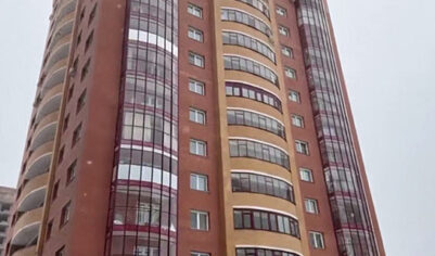 Тела женщины и ребенка обнаружили возле подъезда после падения с высоты