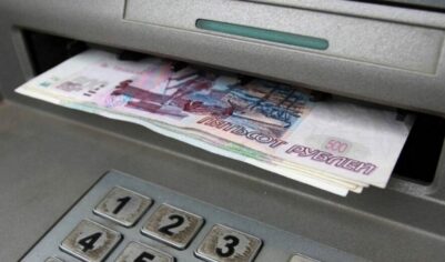 «А зачем вам деньги?»: россияне возмущены планами властей ограничить выдачу наличных
