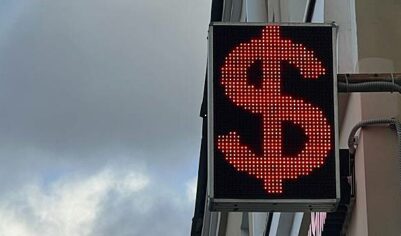 Курс доллара в России незначительно упал