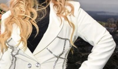 Маша Распутина и младшая дочь: «Мы живём на одном участке, но по разные стороны забора»