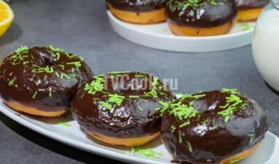 Шоколадные дрожжевые пончики с посыпкой вкусный рецепт с фото пошагово и видео