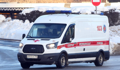 Еще 8 человек доставлены в больницы после падений деревьев