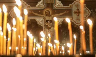 «Не стоит целовать иконы накрашенными губами»: отец Антоний объяснил, как правильно прикладываться к святым образам