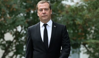 Медведев пошутил о почерке врачей