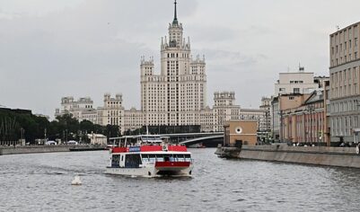 На Москве-реке столкнулись два прогулочных катера, в воде оказались 13 человек