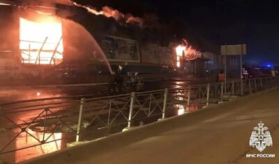 В Новосибирской области на площади 5000 квадратных метров горит торговый центр